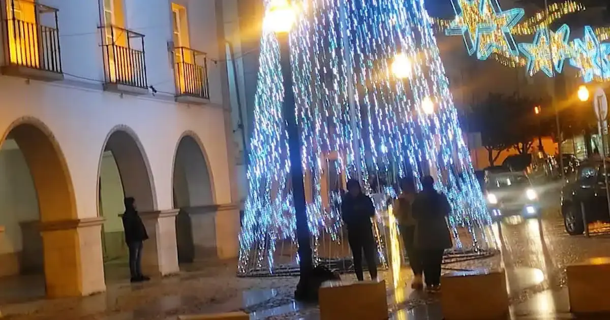 Iluminação natalícia na rua à noite.