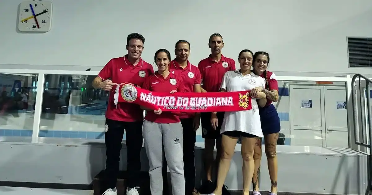 Equipa Náutico do Guadiana junto à piscina.