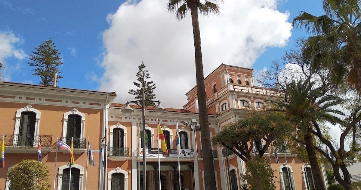 Câmara Municipal, edifício histórico, palmeiras, céu nublado.