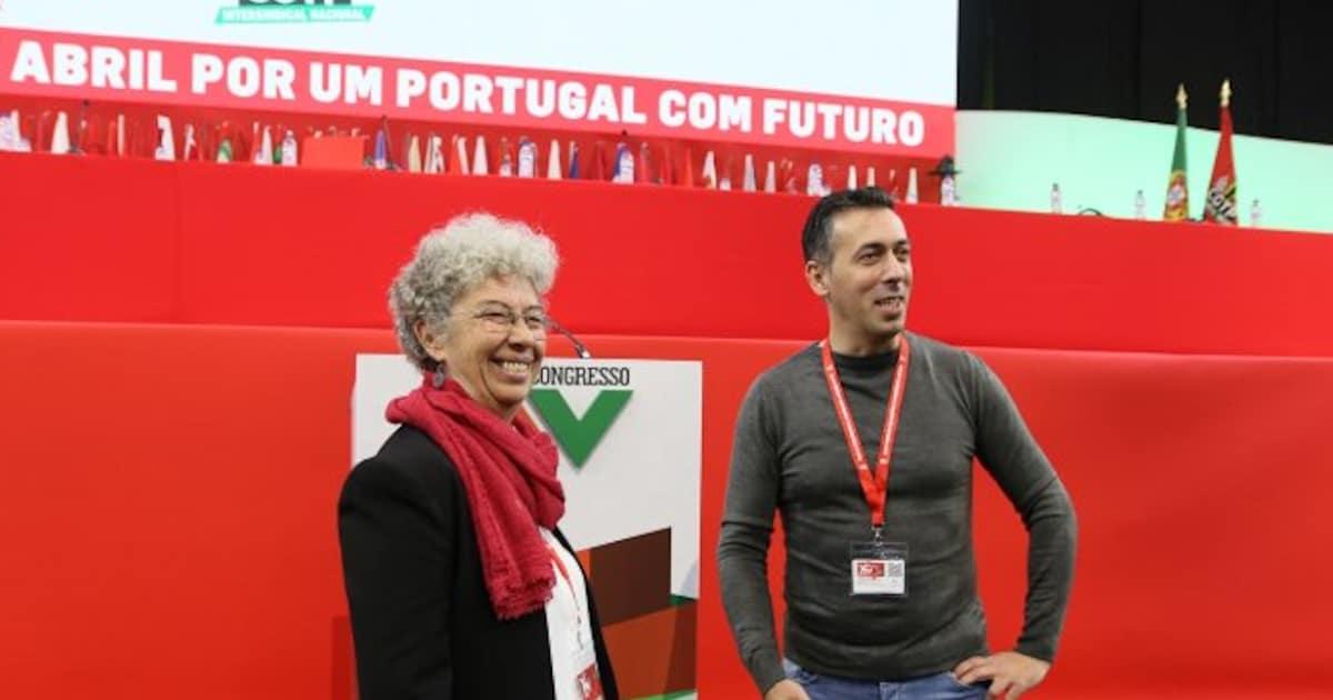 Dois participantes em evento político em Portugal.