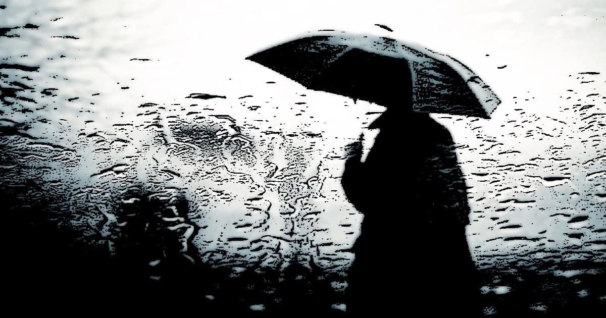 Silhueta com guarda-chuva em dia chuvoso.
