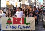 Manifestação jovem com faixa "Abril é Mais Futuro" em Lisboa.