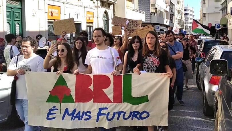 Manifestação jovem com faixa "Abril é Mais Futuro" em Lisboa.