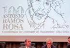Evento centenário António Ramos Rosa, palestrantes sentados, auditório.